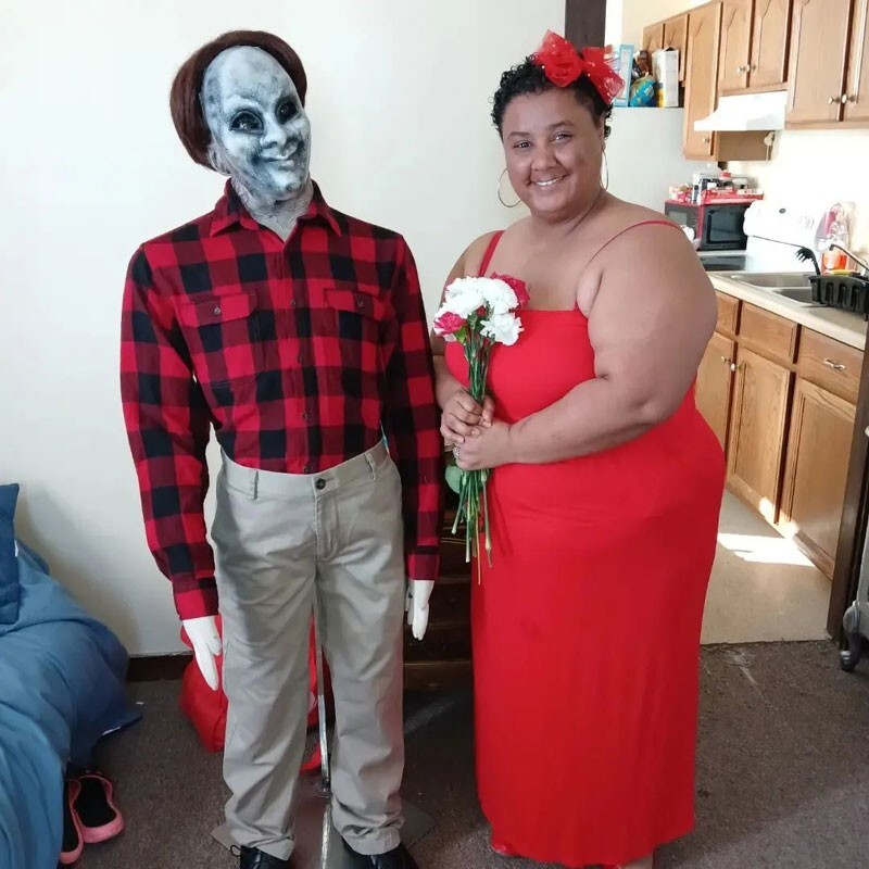 25-летняя американка «вышла замуж» за куклу для Хэллоуина и теперь ждёт ребёнка