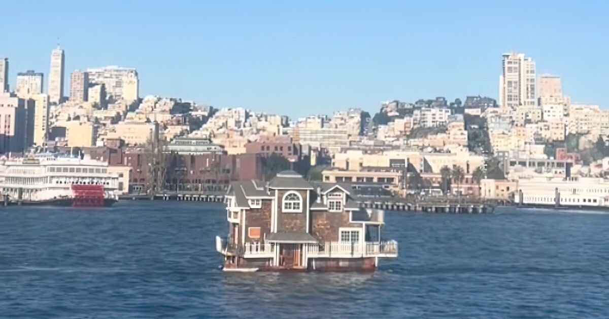Редкое зрелище: двухэтажный хаусбот плывёт по заливу Сан-Франциско