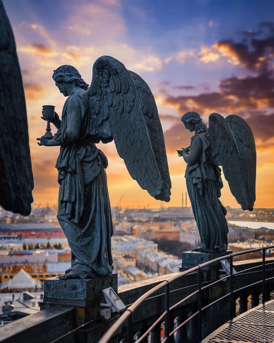 Ангелы смотрят на Санкт-Петербург с Исаакиевского собора
