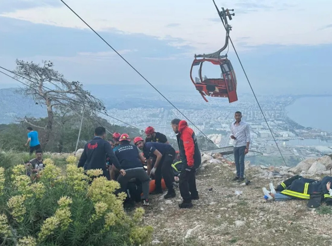 В Турции фуникулер упал вместе с пассажирами