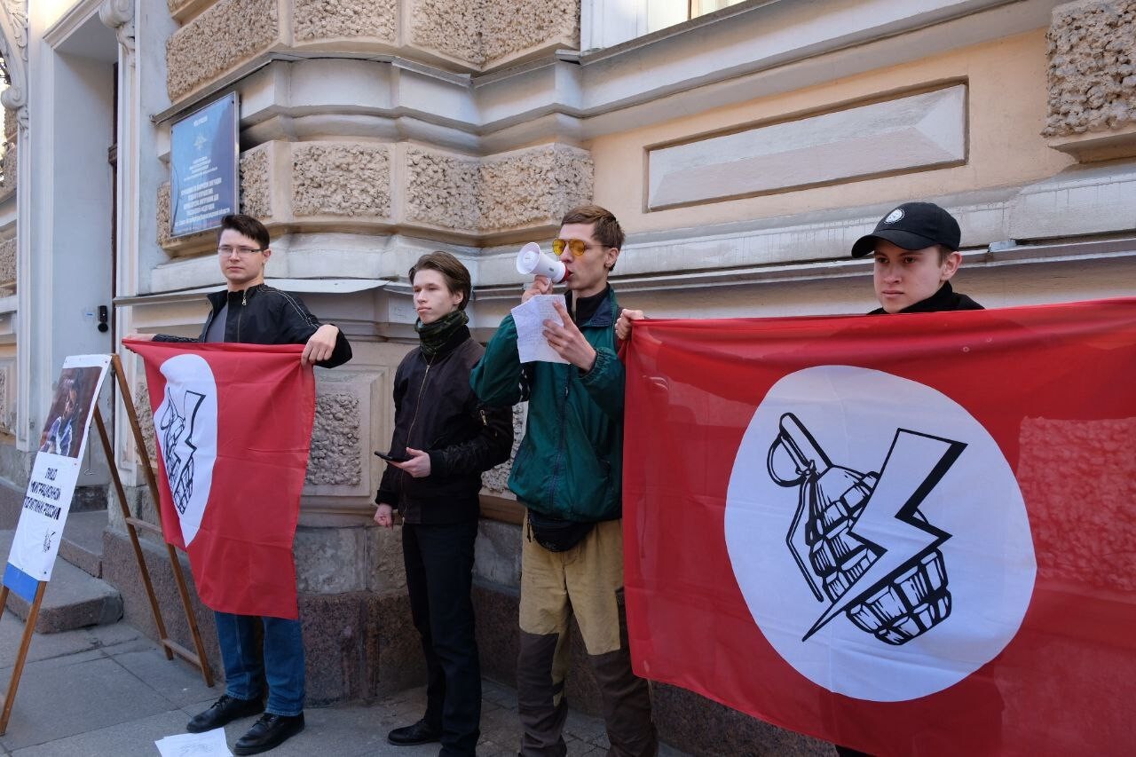 Нацболы выступили против миграционного беспредела в Питере и оказались в полиции