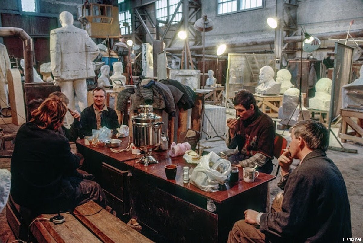 Перерыв на чай в цеху по производству бюстов и статуй Ленина