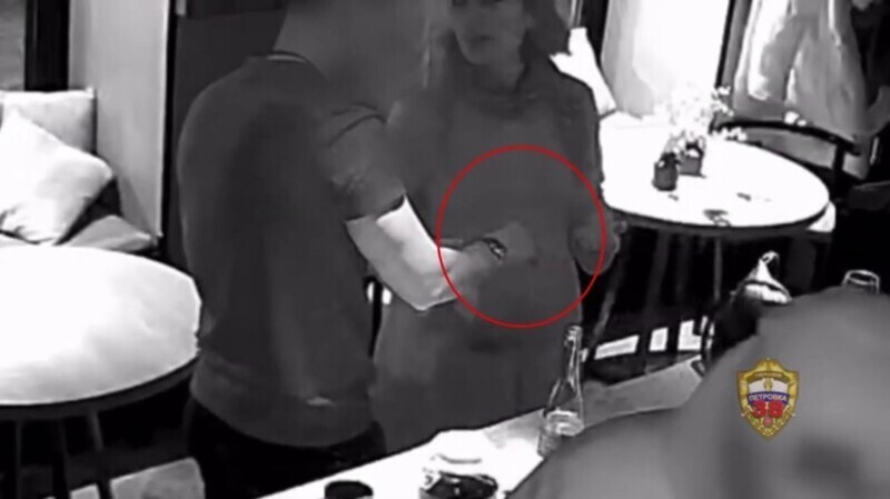 В Москве женщина украла у&nbsp;посетителя бара часы за&nbsp;миллион рублей