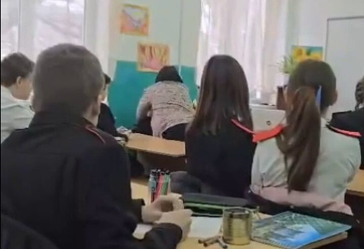  «Столько терплю! Хамло!»: учительница ИЗО отпинала ученика за сидение в телефоне