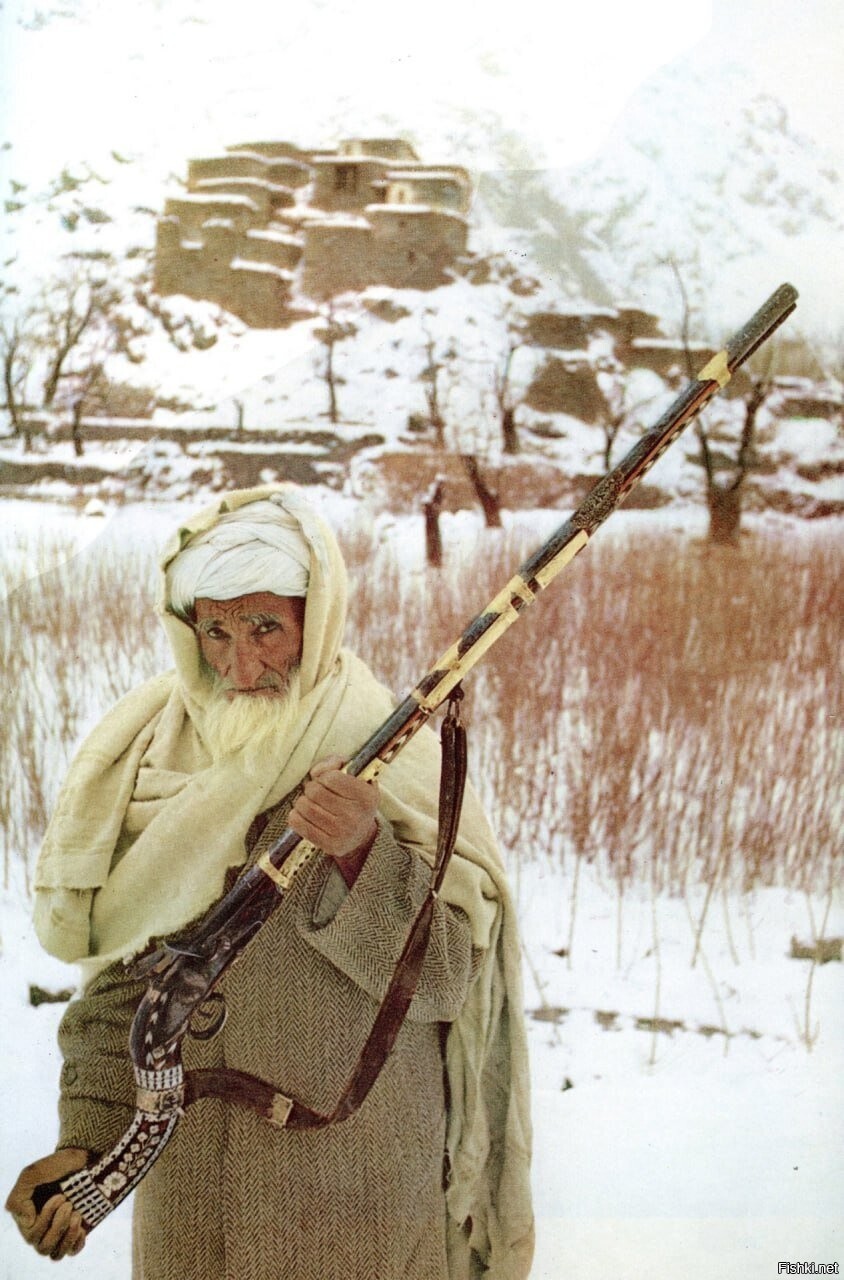 Афганец держит в руках английское кремневое ружьё, 1968 год