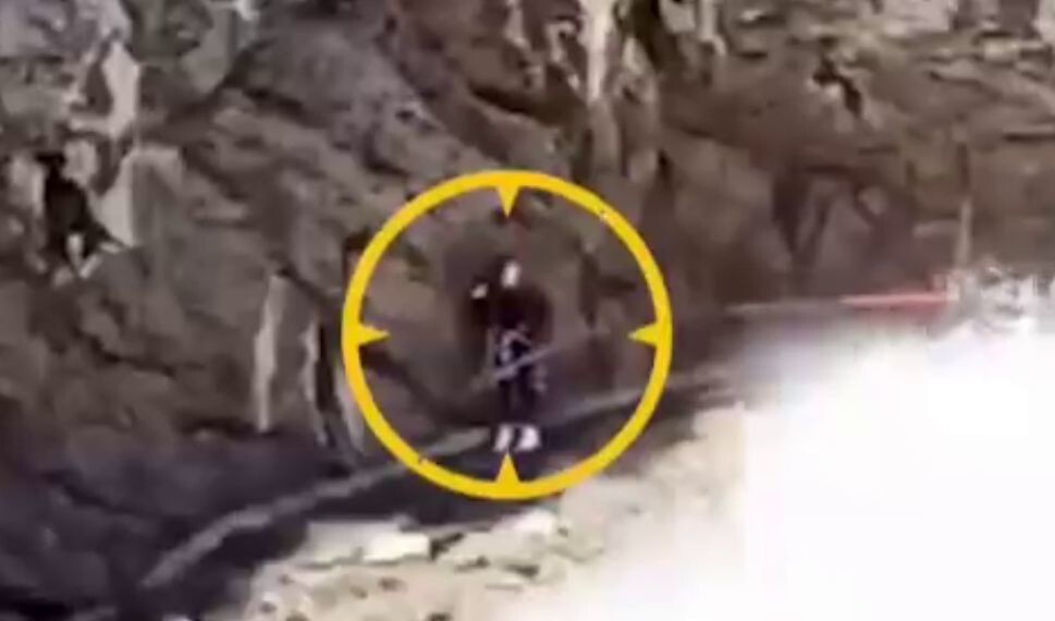Девушку со щенком сбило мощной волной на скалистой тропе в Крыму