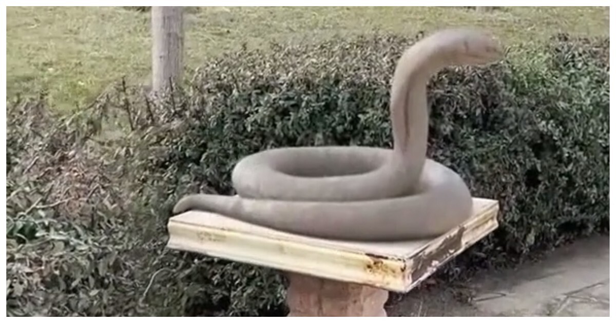 Реалистичная скульптура змеи