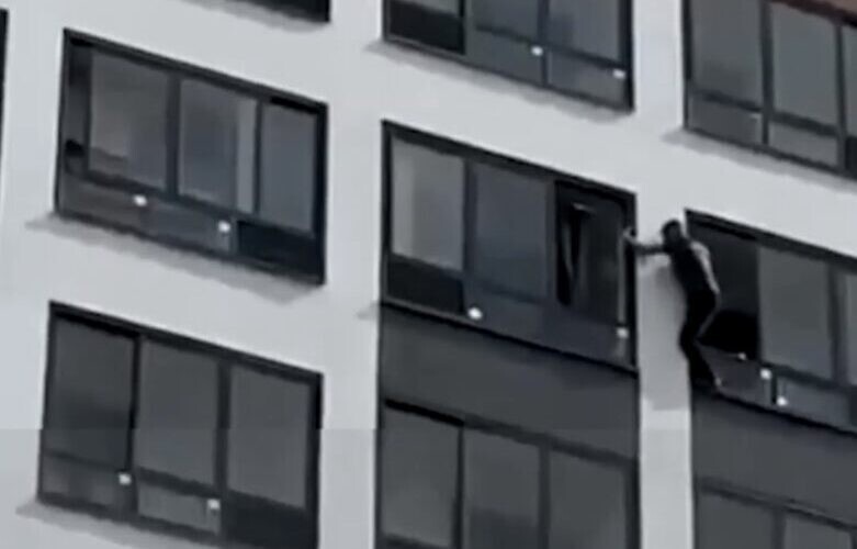 Мужчина перелез через балкон 11 этажа, чтобы спасти запертую бабушку