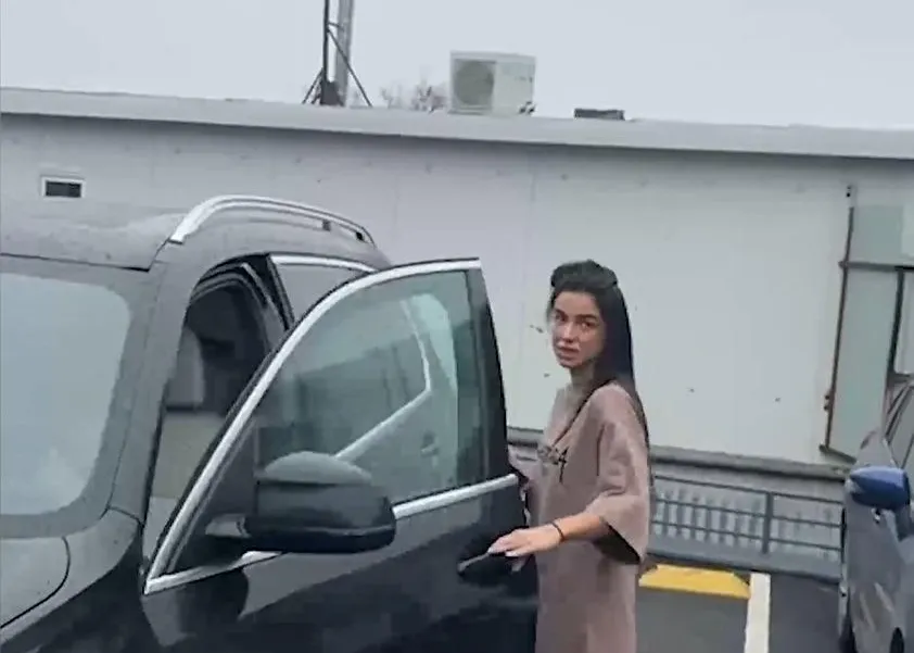 «Мой муж — прокурор города». Девушка на BMW устроила скандал на парковке Владивостока