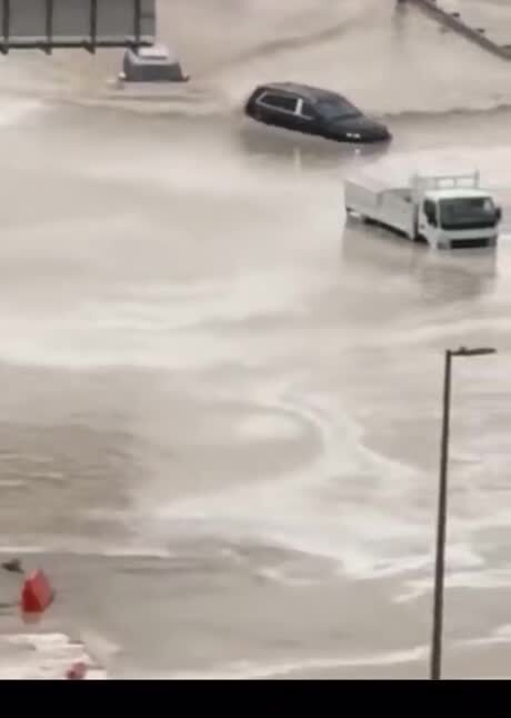 Nissan Patrol во время наводнения в Дубае
