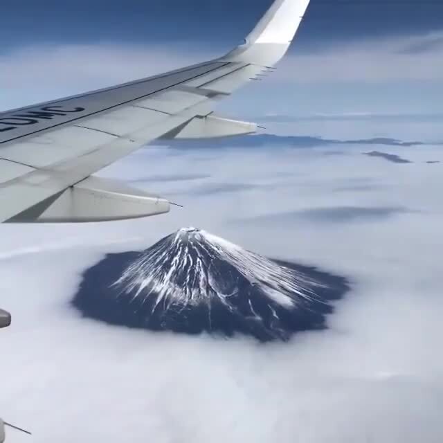 Гора Фудзияма из самолета
