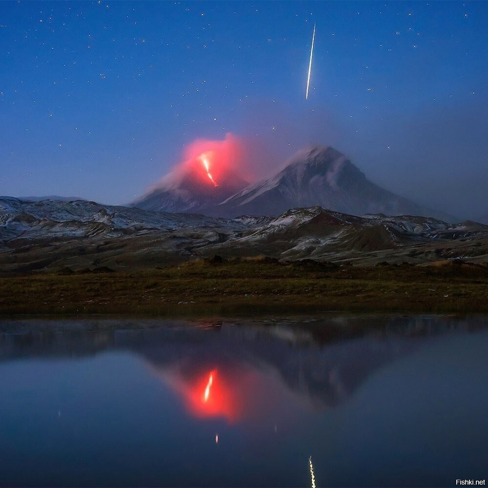Невероятный кадр: метеор, пролетающий над извергающимся вулканом Ключевская С...
