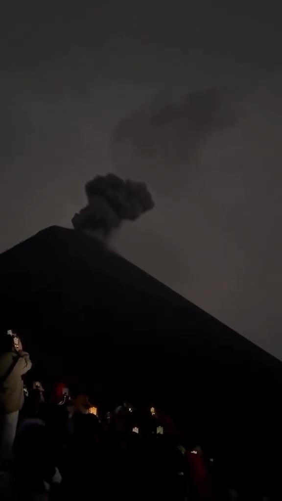 В Гватемале сняли попадание молнии в вулкан