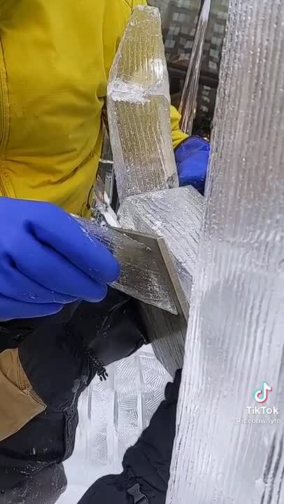 Вот таким способом склеивают части скульптур из льда
