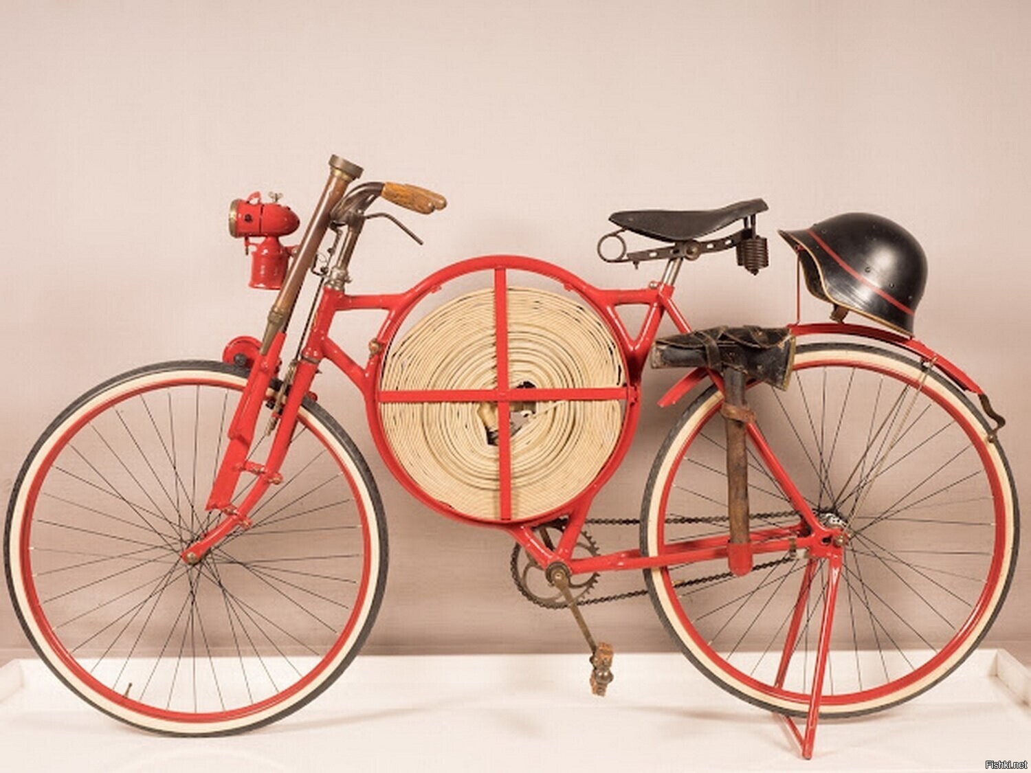 Этим велосипедом, построенным в начале XX века, пользовались пожарные, работа...