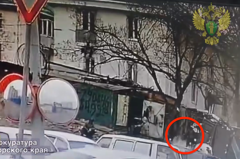 Во Владивостоке огнетушитель «превратился» в снаряд и повредил стену дома и автомобиль