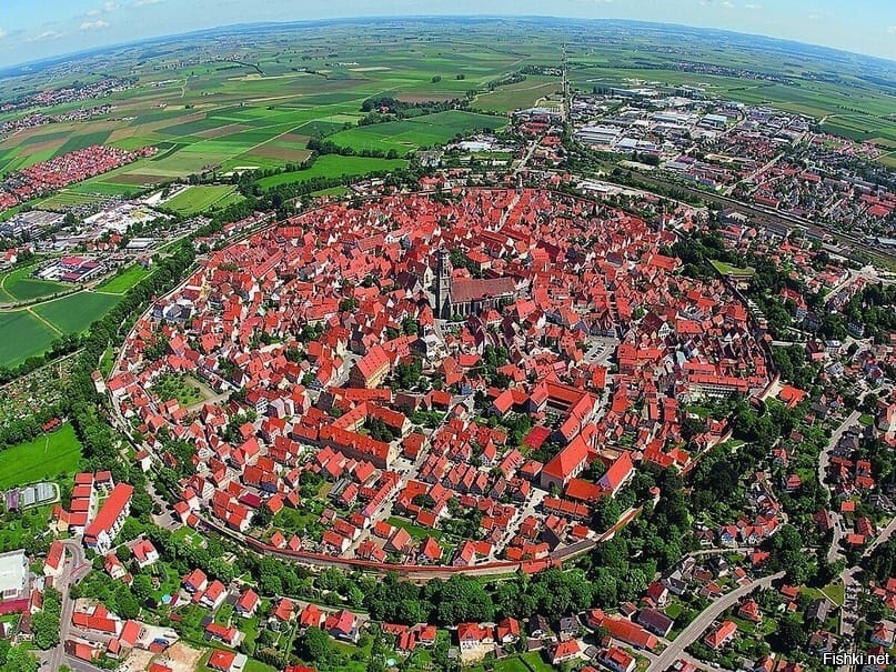 Нёрдлинген - город в Германии с населением около 20 000 человек