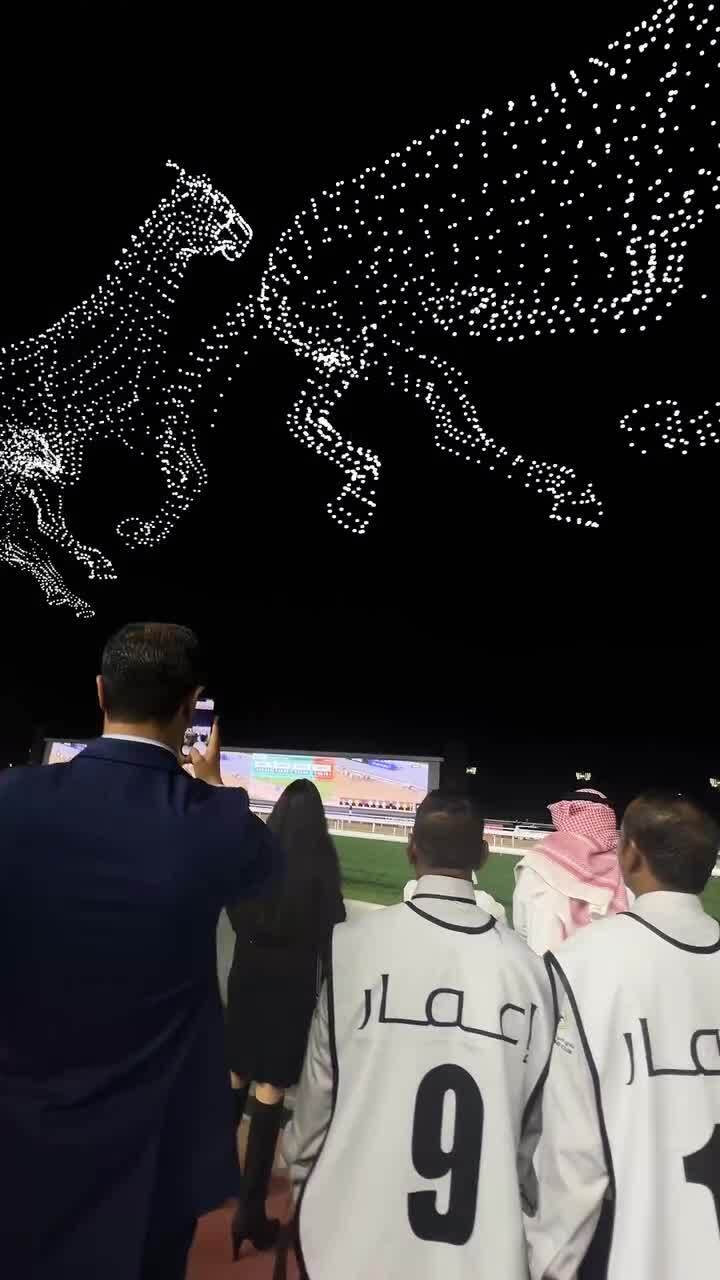 Красивое шоу дронов на скачках в Дубае