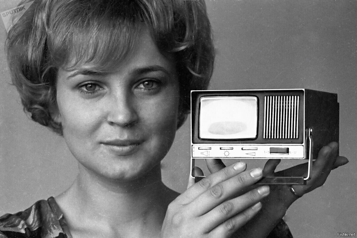 Демонстрация мини-телевизора производства ПО "Монолит", 1975 год