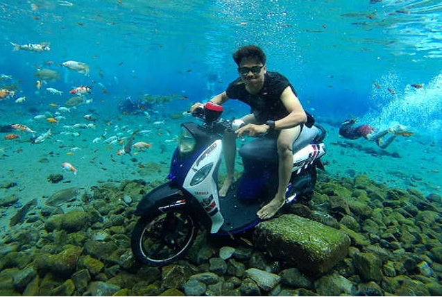 Почему на дне безупречного пруда в Индонезии стоит мотоцикл