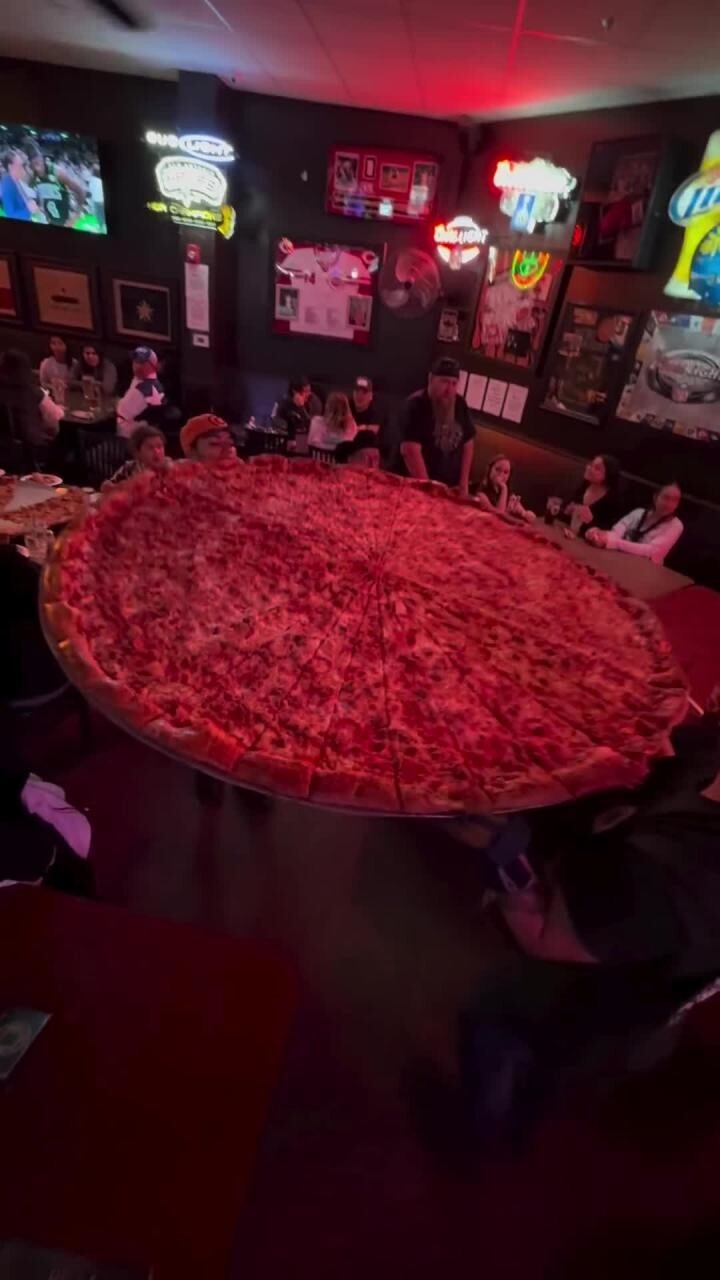 Когда сел на диету, но решил позволить себе 1 кусочек пиццы