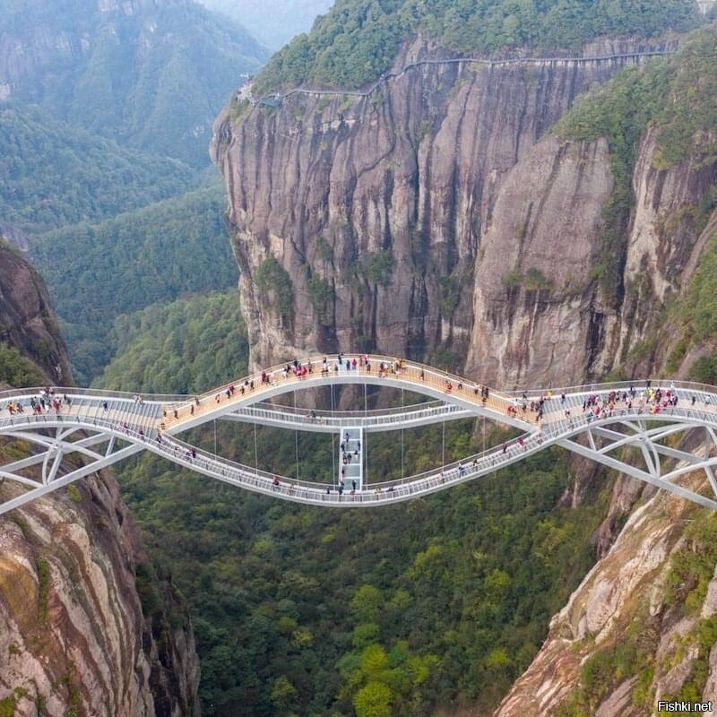 Стеклянный арочный мост Руи в Китае