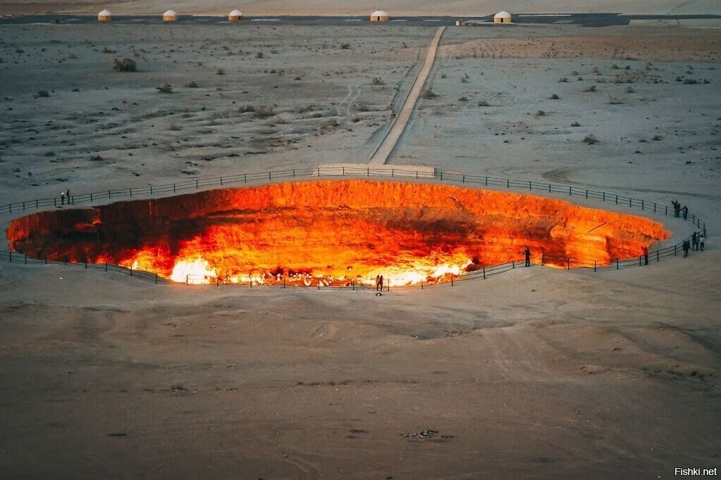 Газовый кратер Дaрваза, также извeстный как «Врата ада», горит уже 50 лет