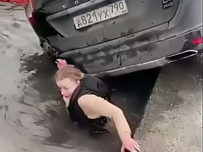 В Подмосковье пьяная девушка не заметила огромную яму на дороге и влетела в неё