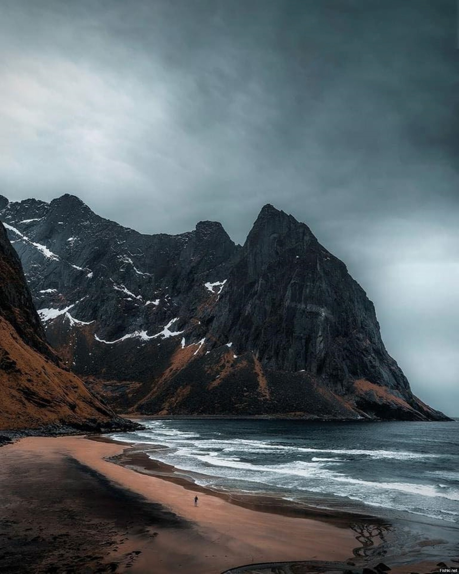 Суровый берег Лофотенских островов в Норвежском море у северо-западного побер...