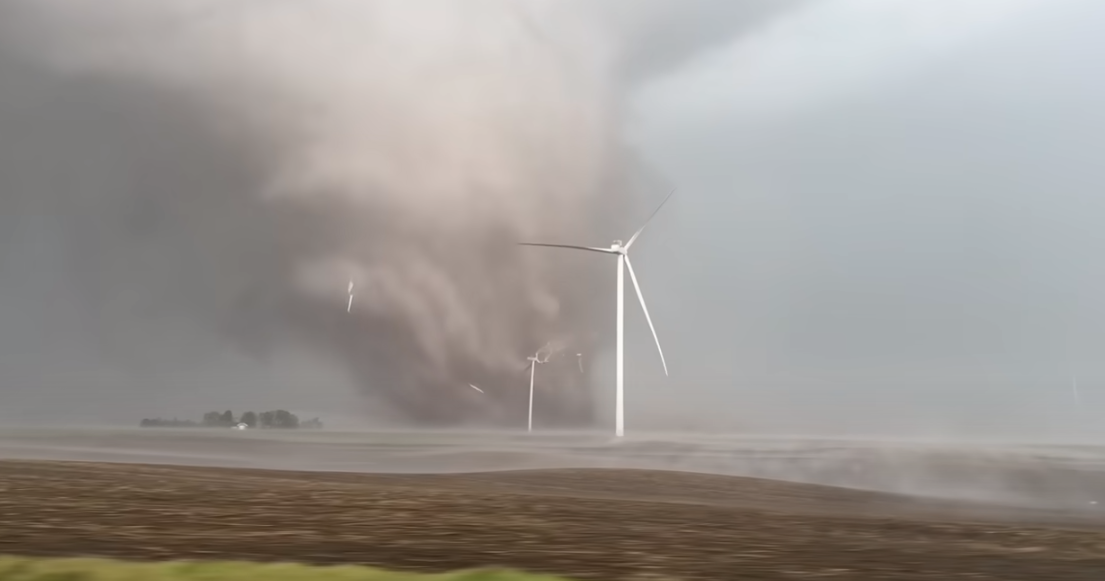 Торнадо уничтожает ветряки в Айове