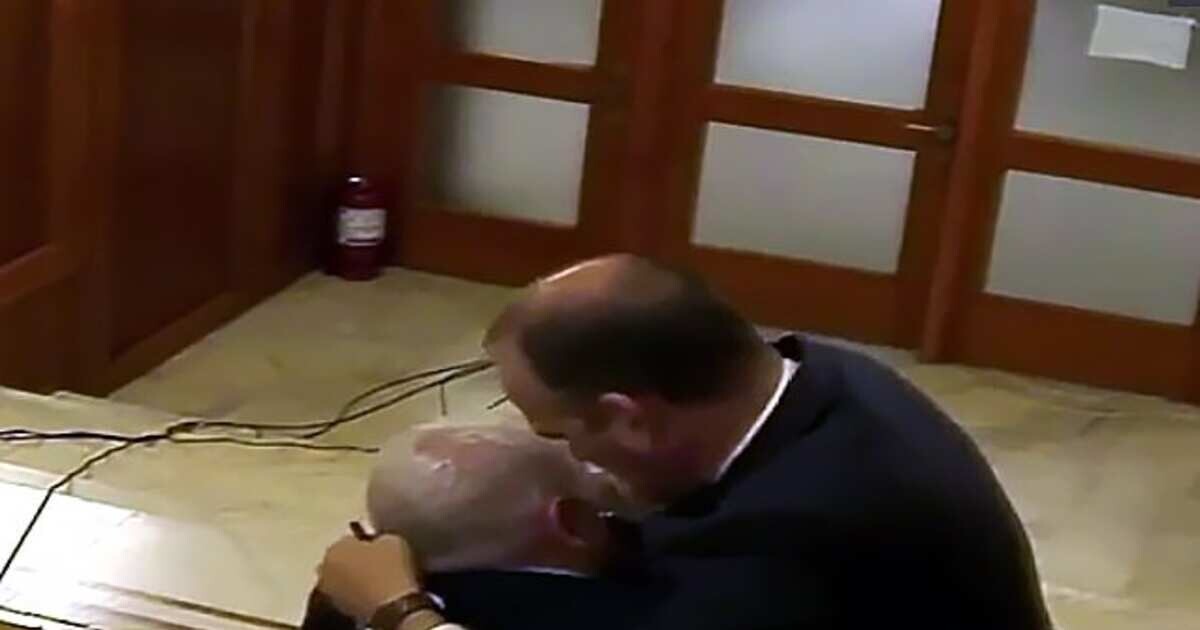 Румынский депутат укусил коллегу за&nbsp;нос на&nbsp;заседании парламента
