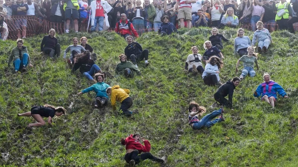 Множество людей из разных стран поучаствовали в сырной гонке