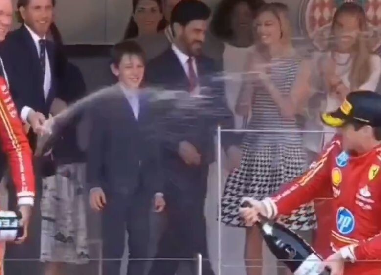 Мальчик из королевской семьи изо всех сил пытался выпить шампанского на прошедшей Формуле-1 в Монако