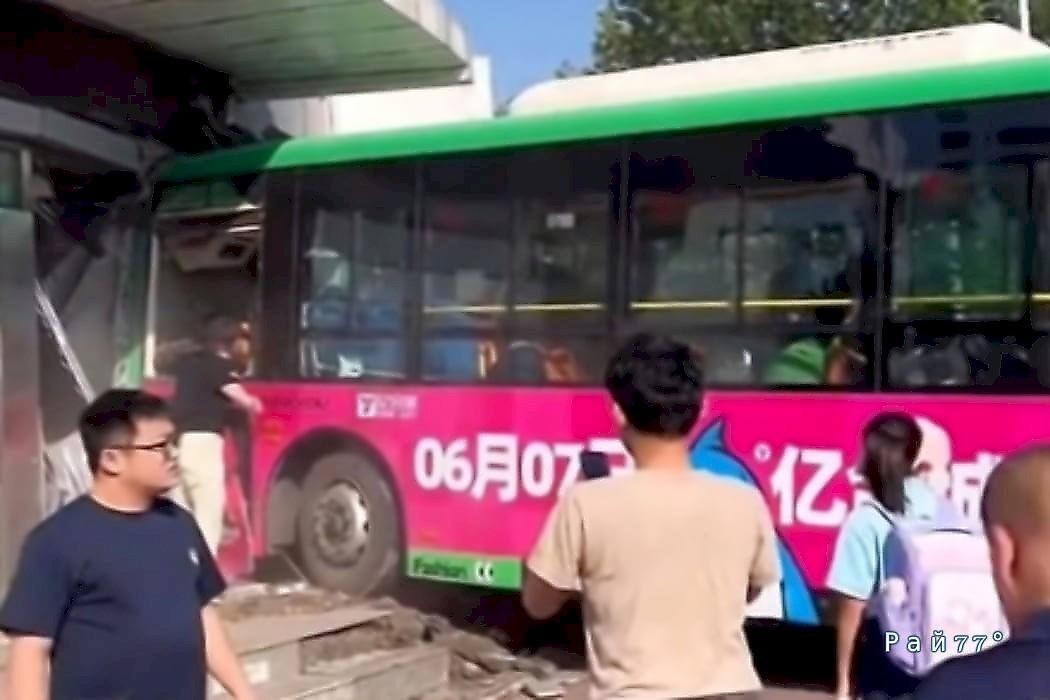 В Китае автобус врезался в банк, уходя от столкновения