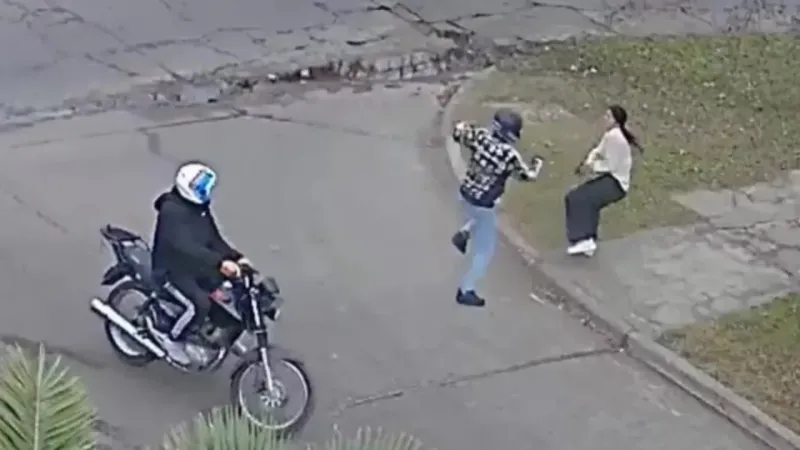 Девушка ранила парней, пытавшихся её ограбить