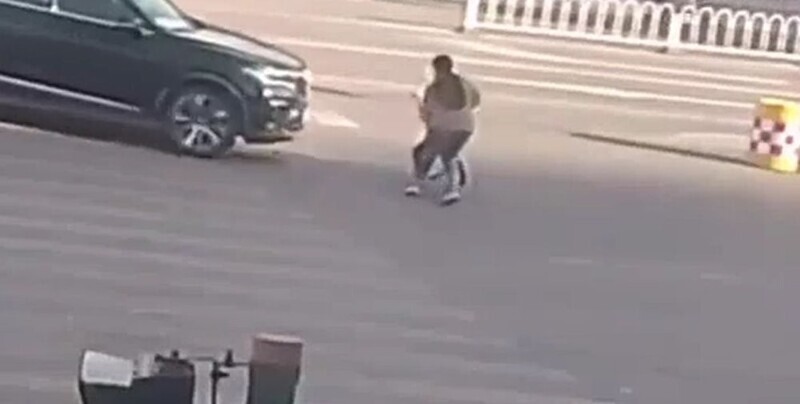 Маленькая девочка чуть не попала под колёса автомобиля