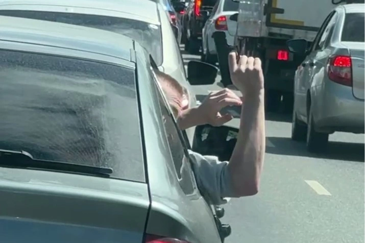 «Пистолет в каждую проезжающую машину тыкали»: пассажир «Лады» напугал водителей в центре Челябинска