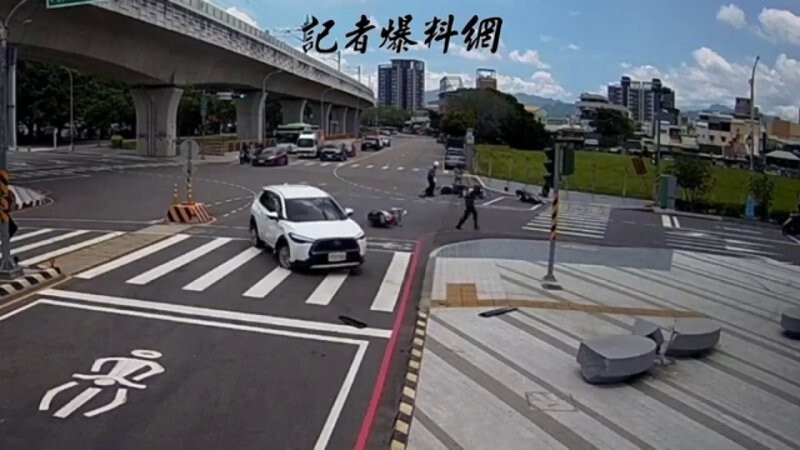 В Китае автоледи устроила настоящий переполох на дороге