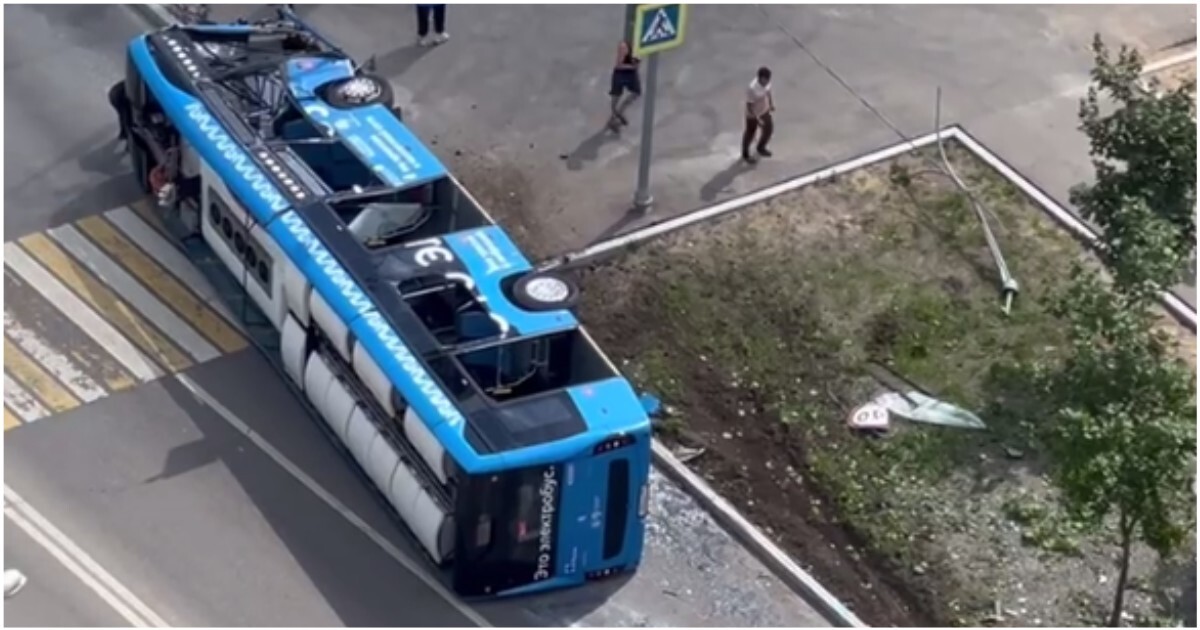 В Москве электробус снёс столб и перевернулся
