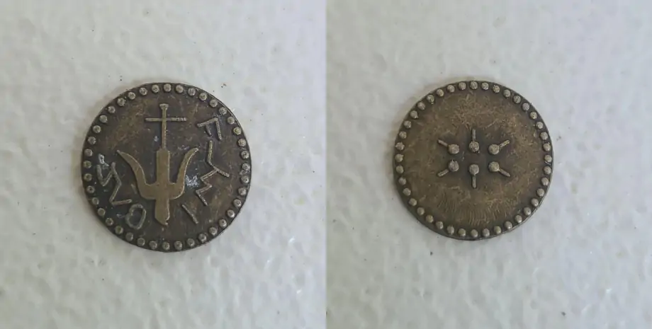 Работа "иллюминатов": в бумажнике мужчины нашли загадочную редкую монету