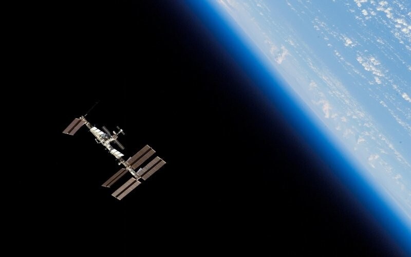 Компания Илона Маска построит аппарат для свода МКС с орбиты Земли