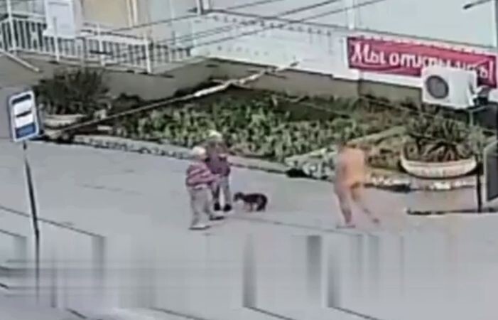 В Севастополе голый неадекватный мужик напал на двух пенсионерок