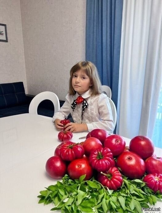 Девочка с томатами