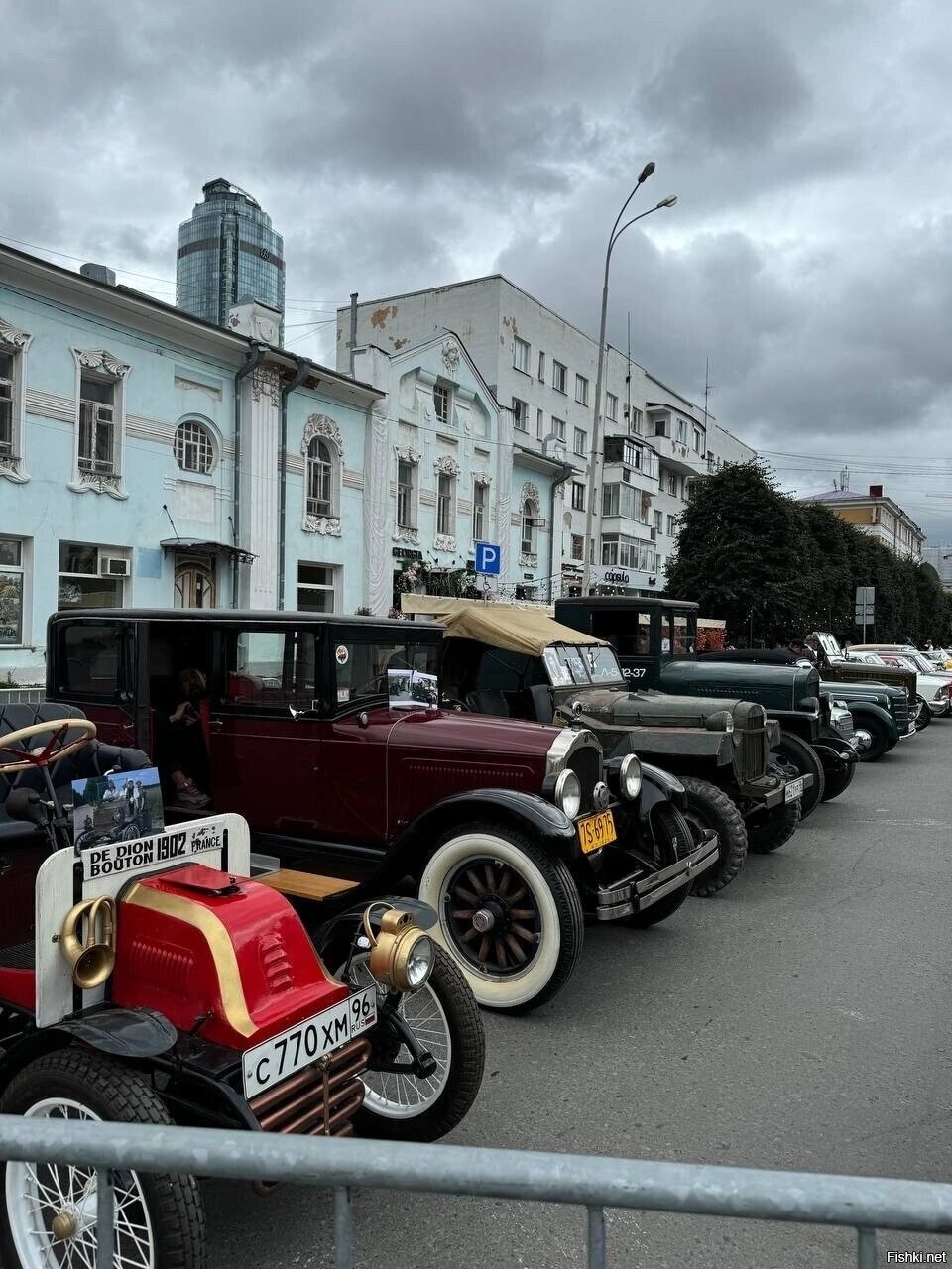 В День города в центре Екатеринбурга традиционно устроили выставку ретроавтом...