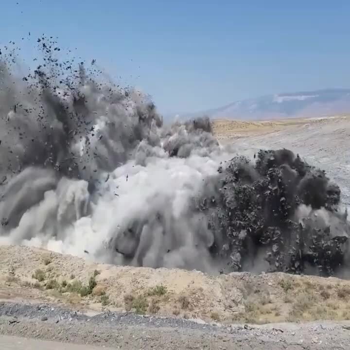 Эффектный подземный взрыв во время масштабных строительных работ