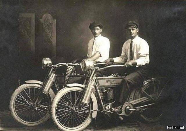 Уильям Харли и Артур Дэвидсон, создатели Harley Davidson, на своих байках в 1...
