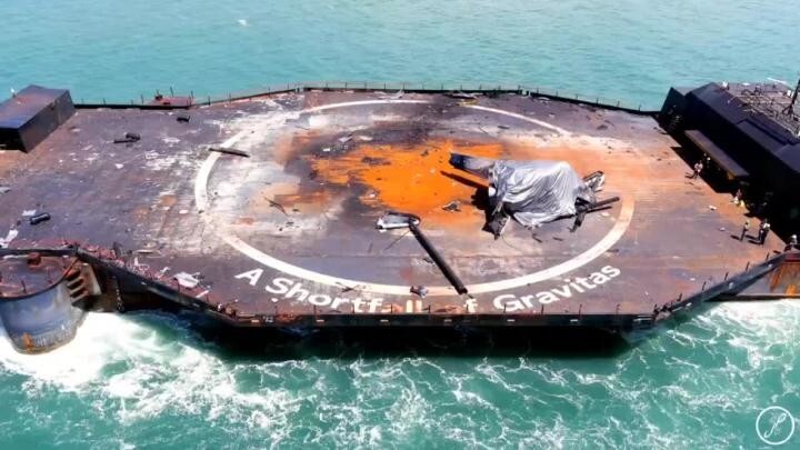 Автономная баржа SpaceX возвращается в порт Канаверал