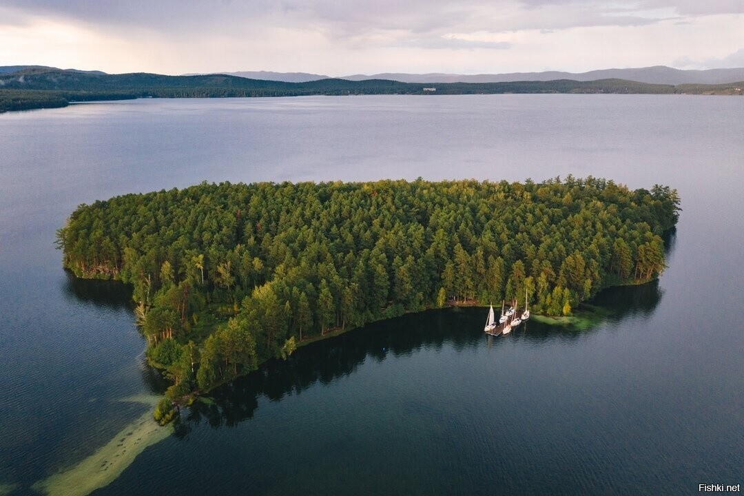 Остров Веры (когда уровень воды низкий – полуостров) на озере Тургояк, Челяби...