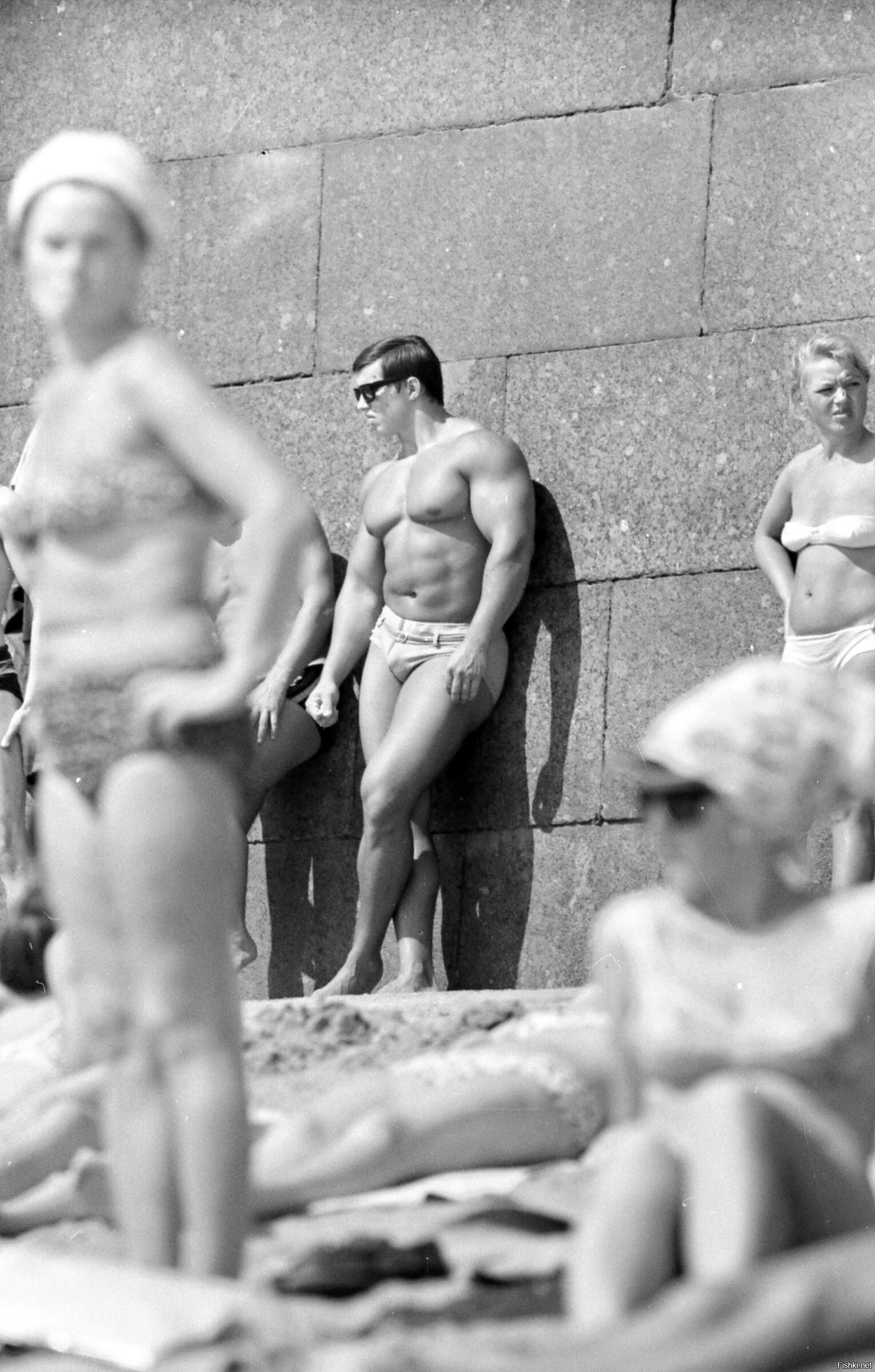 Владимир  Дубинин загорает у стены Петропавловской крепости, 1975 год