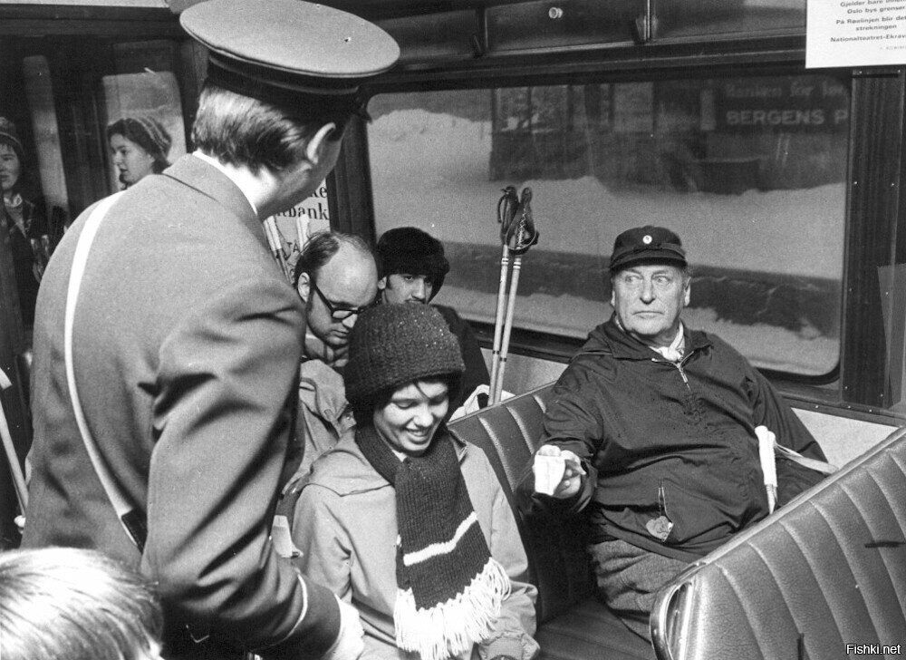 Король Норвегии Улаф V предъявляет билет кондуктору, 1973 год